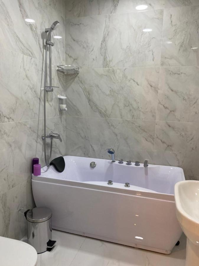 Horizons Hotel Rooms Batumi Bagian luar foto
