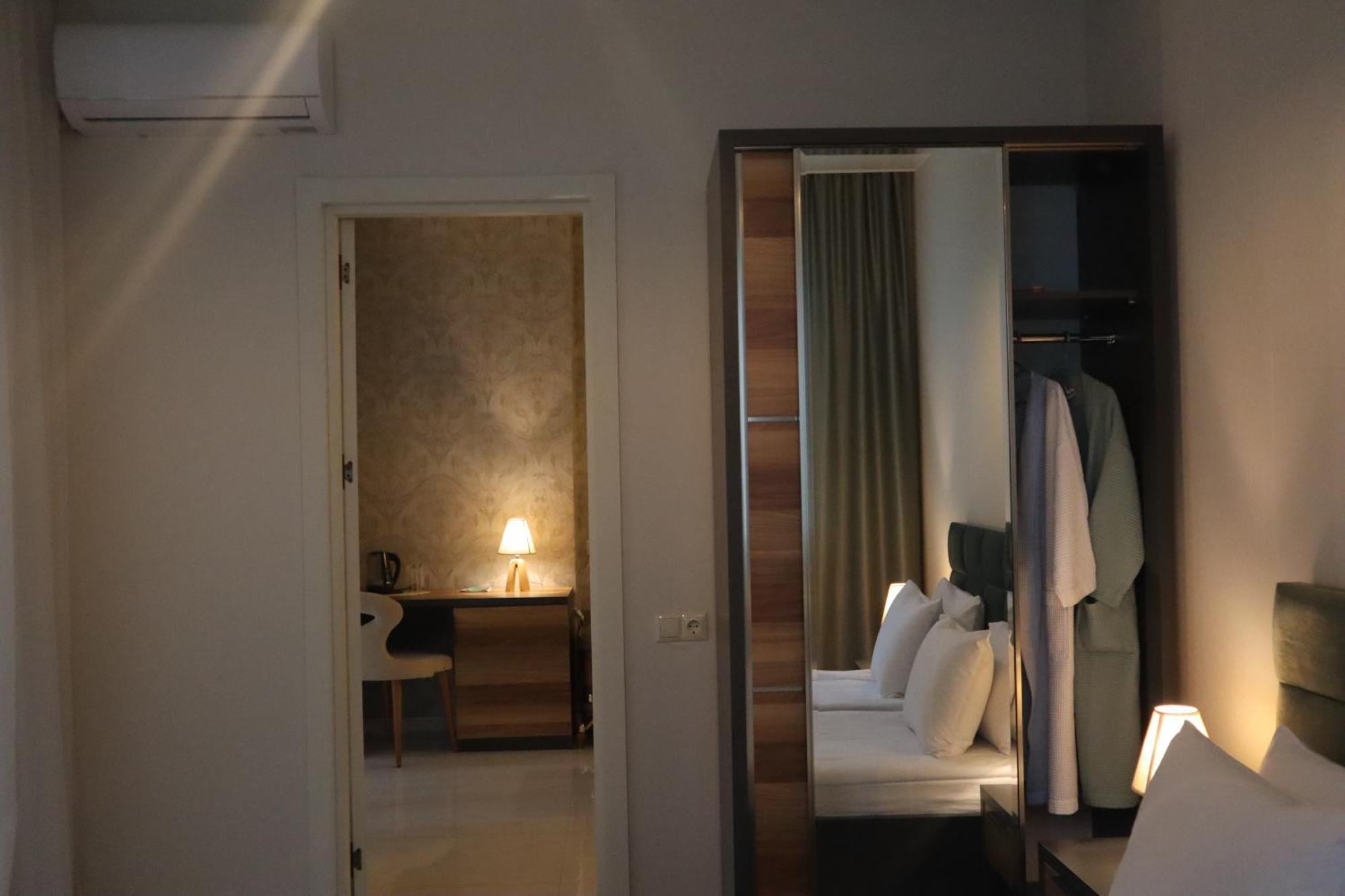 Horizons Hotel Rooms Batumi Bagian luar foto