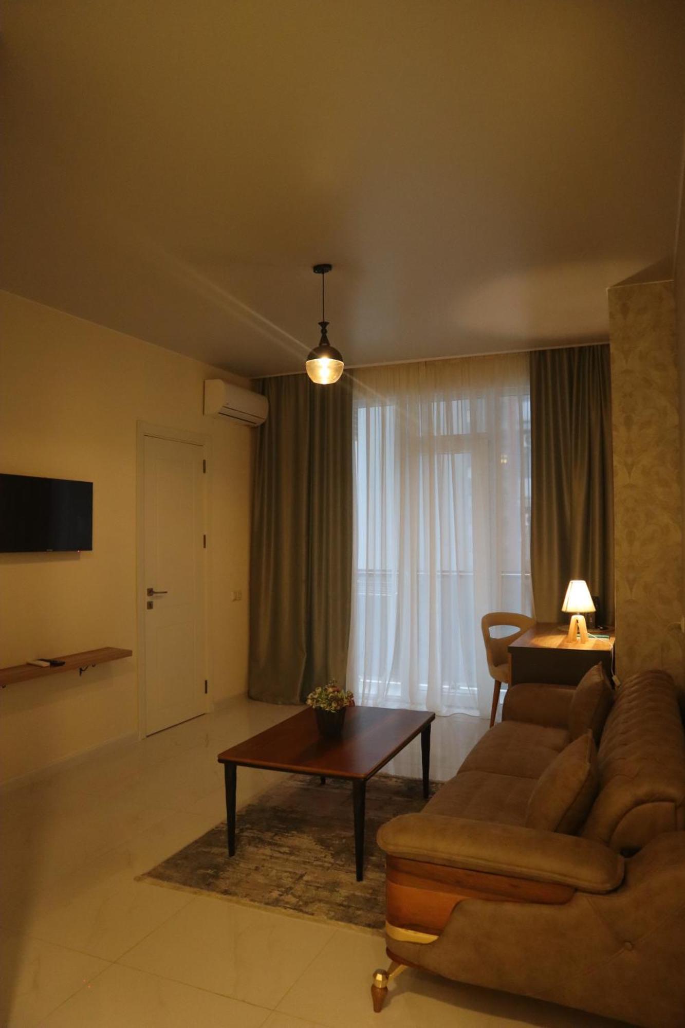 Horizons Hotel Rooms Batumi Bagian luar foto